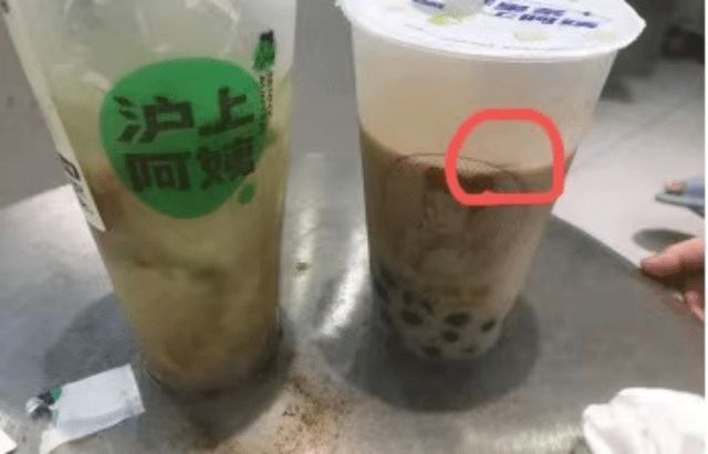 恶心！惠州一女子在沪上阿姨奶茶店喝出蟑螂(图1)