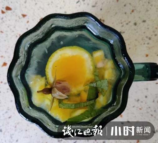 TVT体育app下载奔赴自己的热爱隐藏的美食达人真多！跟她学做夏日果饮超简单(图4)