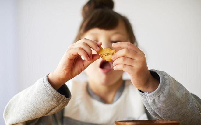 TVT体育app下载谁说小孩不能吃零食？但需少让孩子吃这几种被列入黑名单的零食(图2)