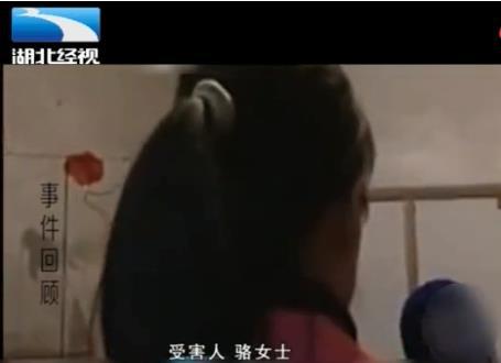 TVT体育理发店内 老板娘喝下男子递的奶茶后神志不清 男子趁虚而入(图2)