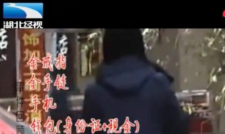 TVT体育理发店内 老板娘喝下男子递的奶茶后神志不清 男子趁虚而入(图3)