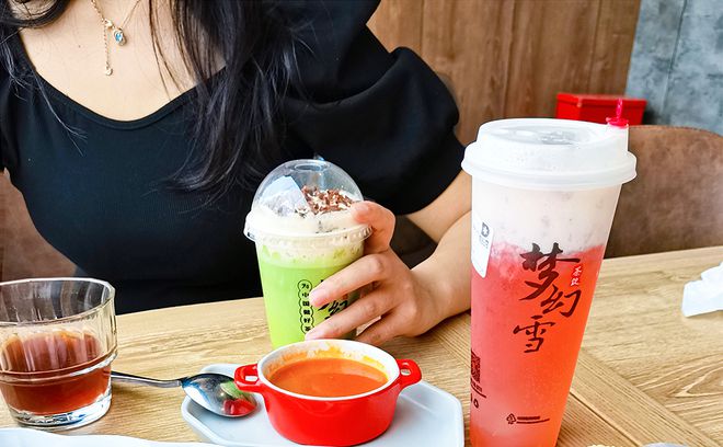 还在纠结怎么开一家奶茶店？梦幻雪加盟为你支招(图2)