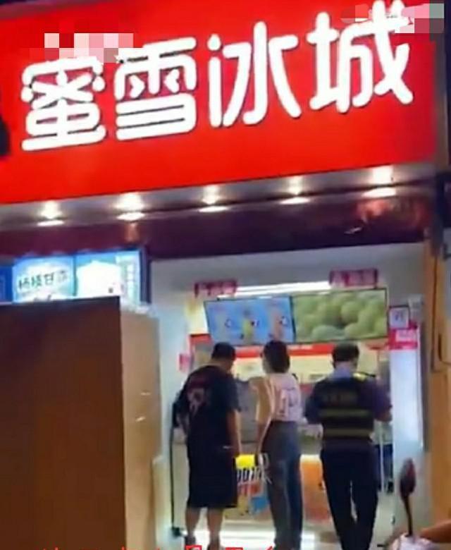 女子称喝蜜雪冰城杯内现臭虫店员当场销毁证据：给你500元算了(图4)