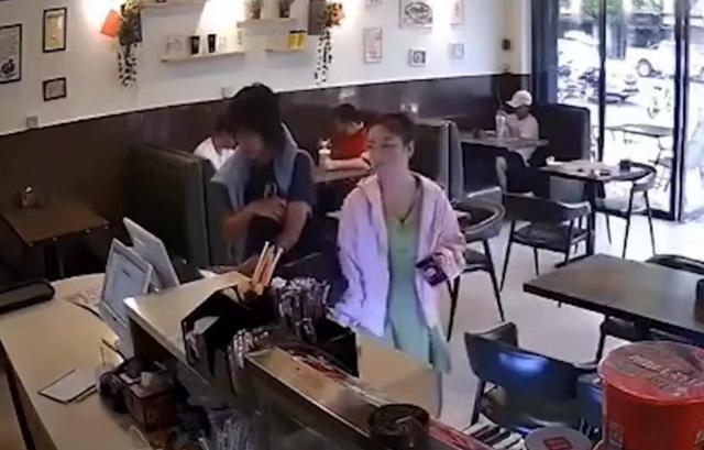 TVT体育app下载女子奶茶店结账被黑衣女子暴打网友：一看就是练家子(图2)