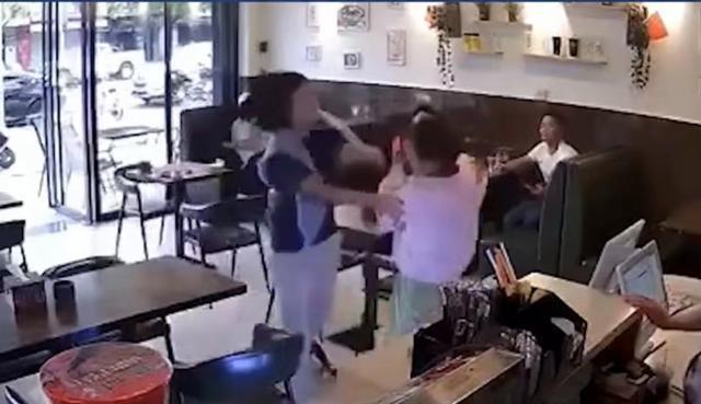 TVT体育app下载女子奶茶店结账被黑衣女子暴打网友：一看就是练家子(图3)